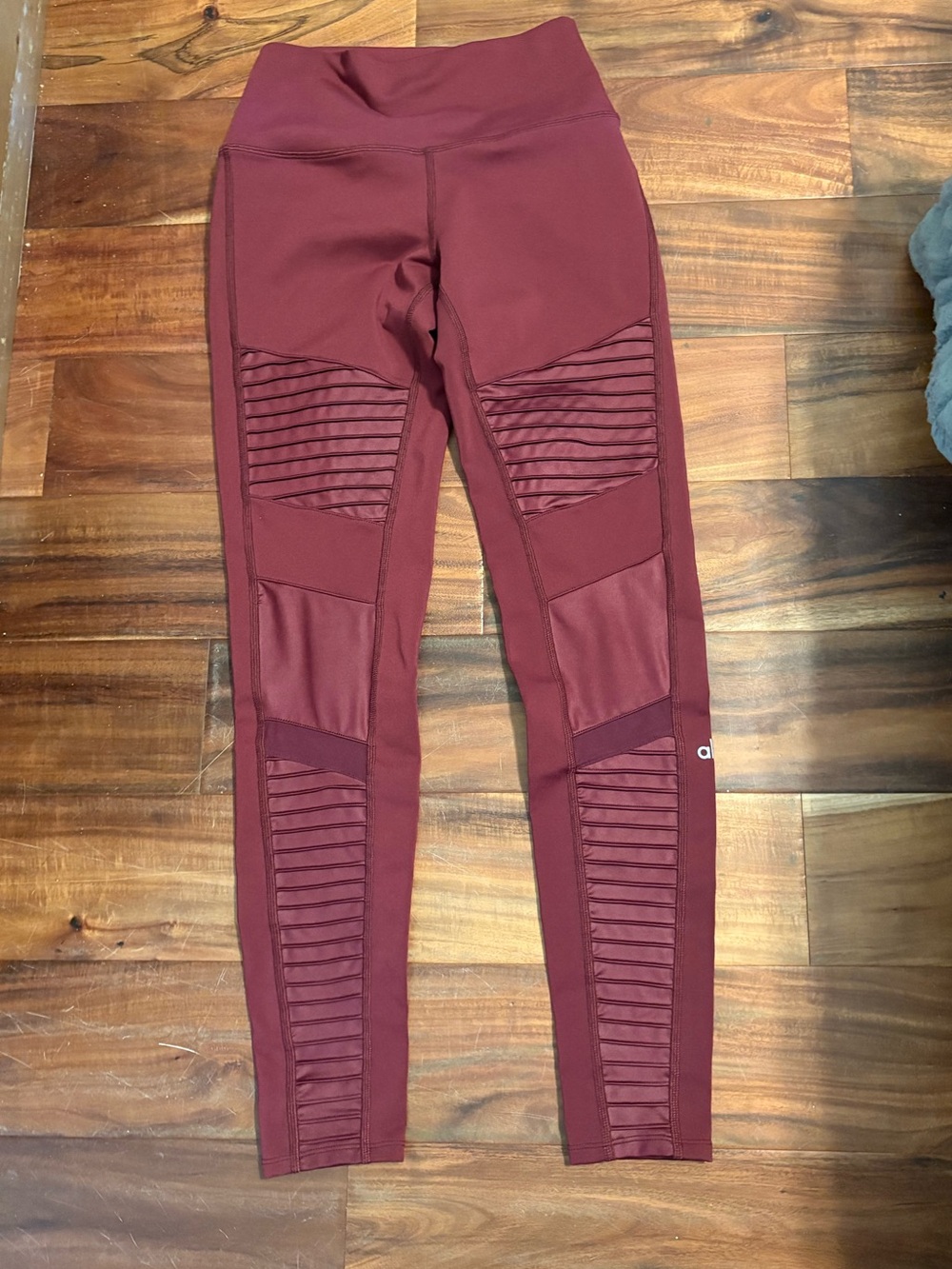 EUC Alo Yoga Moto Leggings in a beautiful burgundy/oxblood color, size S (0933)